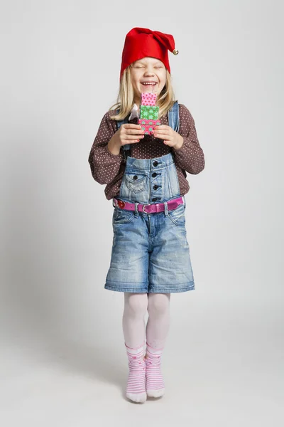 Chica feliz sosteniendo regalos de Navidad — Foto de Stock