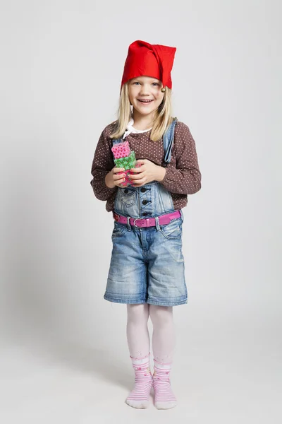 Sorridente ragazza felice tenendo regali di Natale — Foto Stock