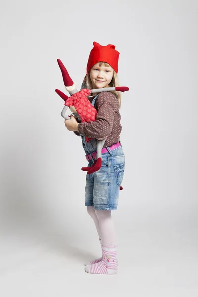 Glückliches junges Mädchen mit Spielzeug Weihnachtself Puppe — Stockfoto