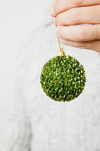 Grüne Christbaumkugel — Stockfoto