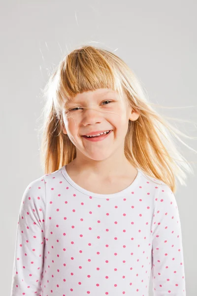 Glücklich lächelndes junges Mädchen — Stockfoto