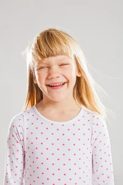 Glada leende ung flicka — Stockfoto