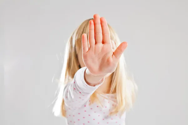 Jong meisje stopbord hand tonen — Stockfoto