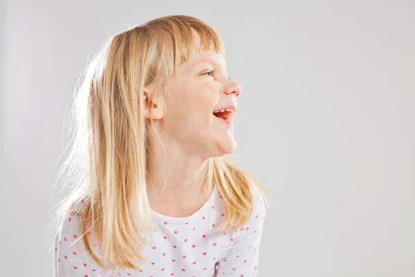 Glücklich lächelndes junges Mädchen — Stockfoto