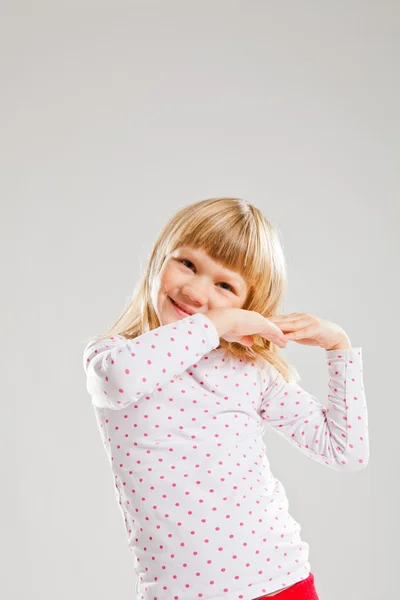 Gelukkig lachend jong meisje met opgeheven handen — Stockfoto