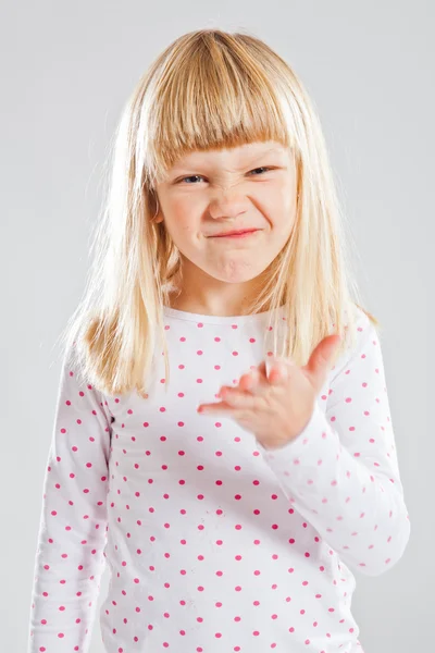 Jeune fille avec un sourire drôle — Photo