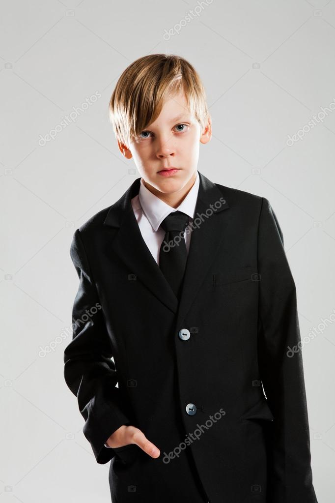 serious young boy in black suit |图库照片08elina manninen#1