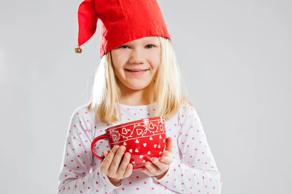 S úsměvem mladá dívka drží velké červené cup — Stock fotografie