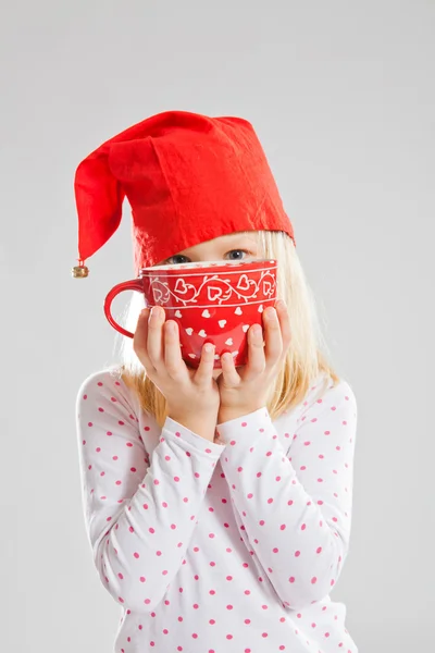 S úsměvem mladá dívka drží velké červené cup — Stock fotografie