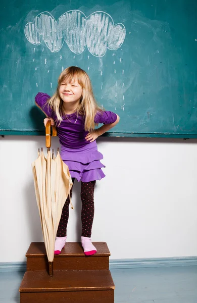 Souriant jeune fille avec parapluie à l'intérieur — Photo