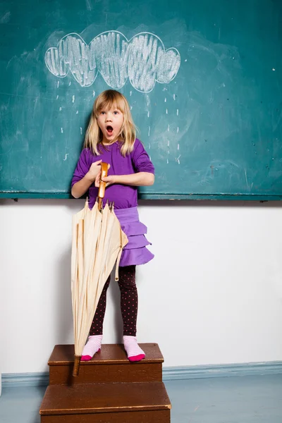 Surprise jeune fille avec parapluie à l'intérieur — Photo