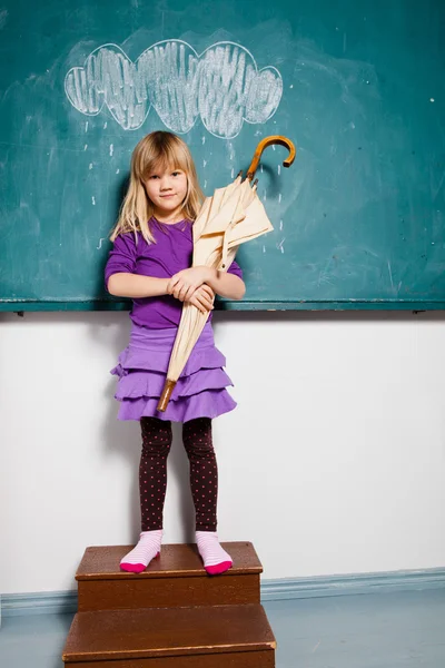 Jeune fille tenant parapluie à l'intérieur — Photo