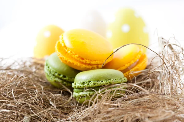 Macarrones coloridos y huevos de Pascua — Foto de Stock