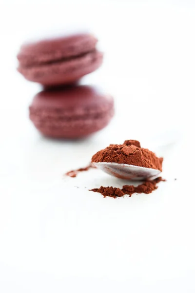 Poudre de cacao et macarons — Photo