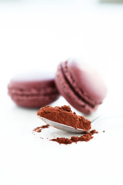 Kakao tozu ve macaroons — Stok fotoğraf