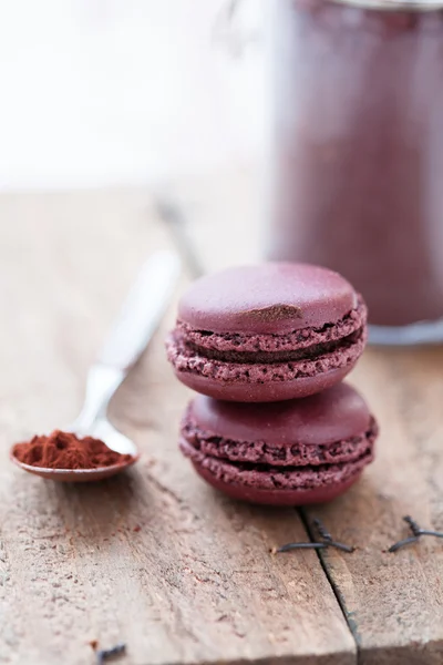 Dois macaroons e cacau — Fotografia de Stock