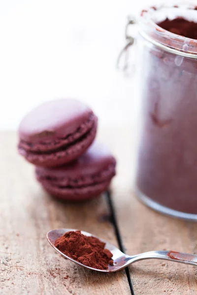Cocoa powder and macaroons — Stock Photo, Image