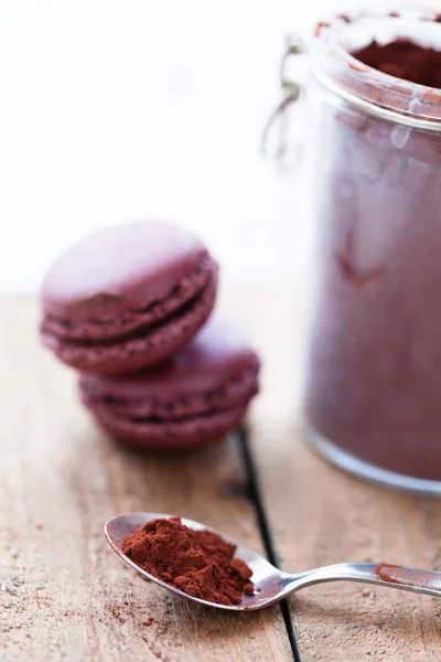 Cacau em pó e macaroons — Fotografia de Stock