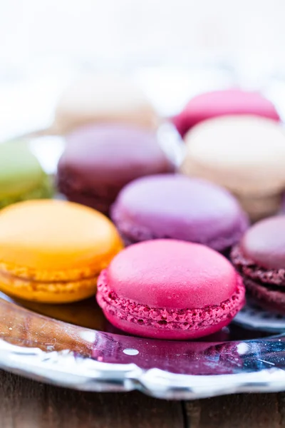 Macaroons na bandeja de prata — Fotografia de Stock