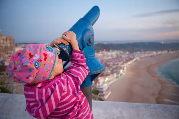 Menina olhando para Nazare — Fotografia de Stock