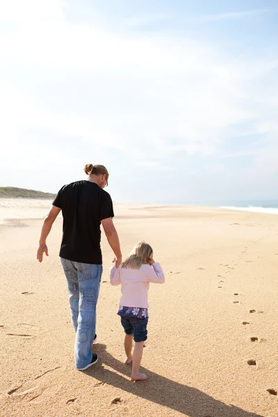 Padre e hija caminando por la playa —  Fotos de Stock