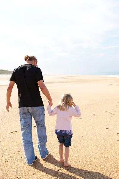 Father and daughter walking at the beach — Stock Photo, Image