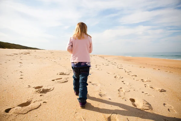 Νεαρή κοπέλα περπάτημα στην παραλία — Φωτογραφία Αρχείου