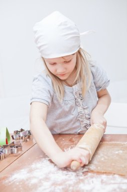 genç kız gingerbread yapmak