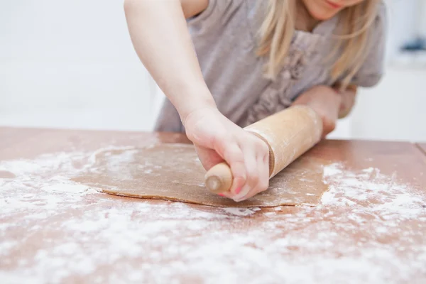 年轻女孩制作姜饼 — 图库照片