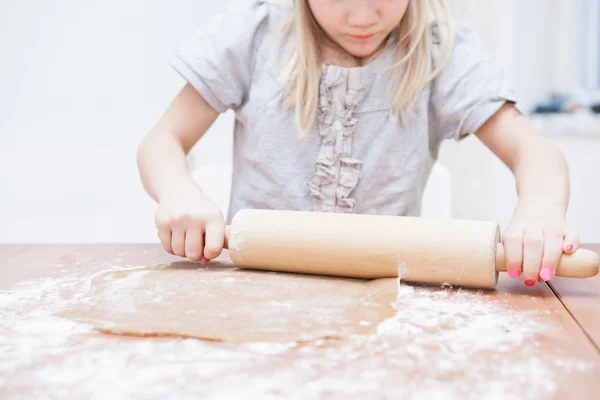 Menina fazendo pão de gengibre — Fotografia de Stock