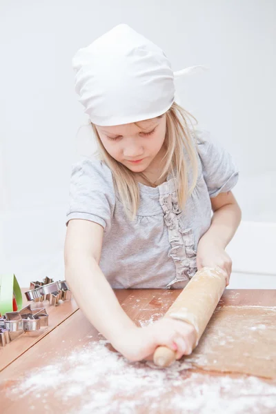 Νεαρή κοπέλα κάνει άρτος αρωματισμένος με τζίντζερ — Φωτογραφία Αρχείου