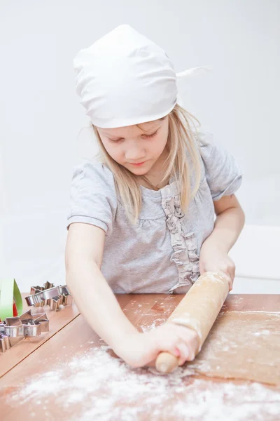 Meisje maken van peperkoek — Stockfoto