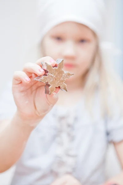 Sterren gevormde stuk van peperkoek deeg — Stockfoto