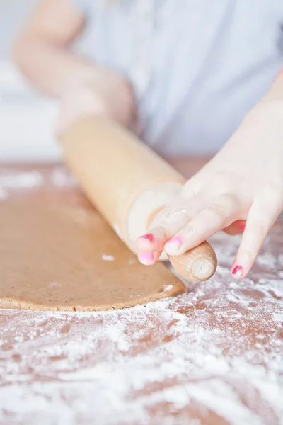 Menina fazendo pão de gengibre — Fotografia de Stock