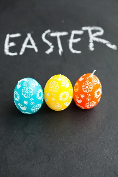 Kleurrijke Pasen ei-vormige kaarsen en tekst — Stockfoto