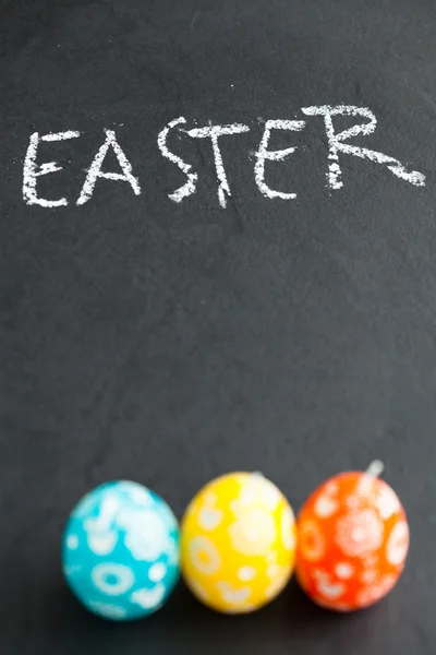 Ovos de Páscoa coloridos e texto — Fotografia de Stock