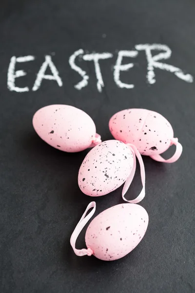 Huevos de Pascua rosados y texto —  Fotos de Stock