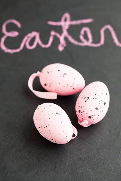Huevos de Pascua rosados y texto — Foto de Stock