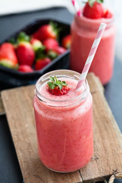 Frucht-Smoothie und Erdbeeren — Stockfoto