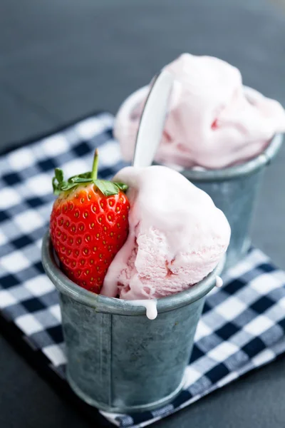 Strawberry ice cream — Stock Photo, Image