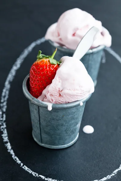 Gelato alla fragola — Foto Stock