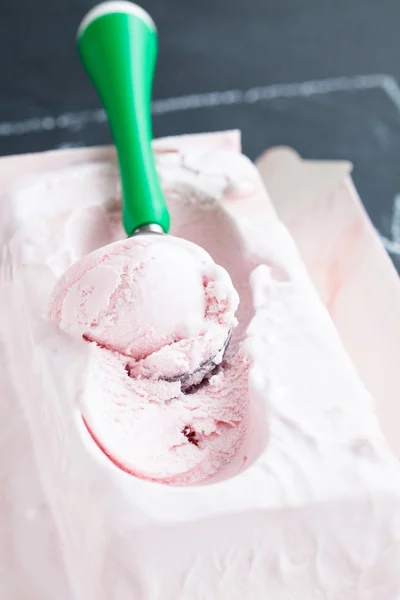 Crème glacée aux fraises et cuillère — Photo