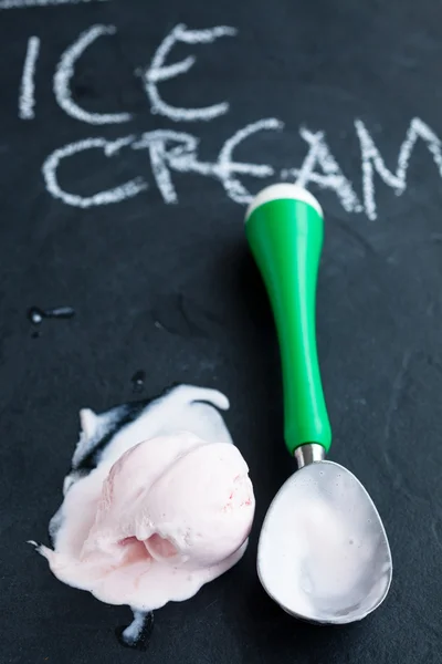 Strawberry ice cream and scoop — Stock Photo, Image