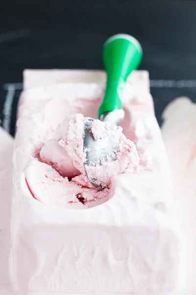 Strawberry ice cream and scoop — Stock Photo, Image