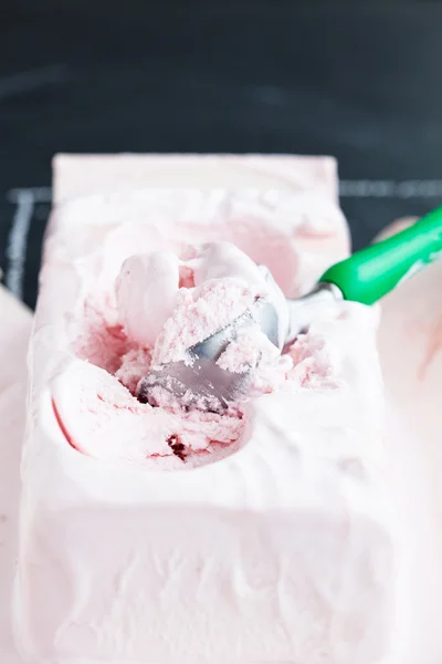 Strawberry ice cream and scoop — Stock Photo, Image