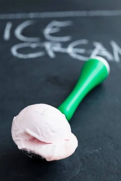 Crème glacée aux fraises et cuillère — Photo