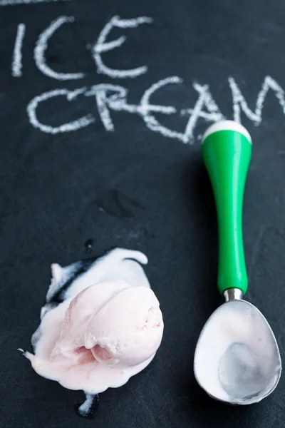 Helado de fresa y cucharada —  Fotos de Stock