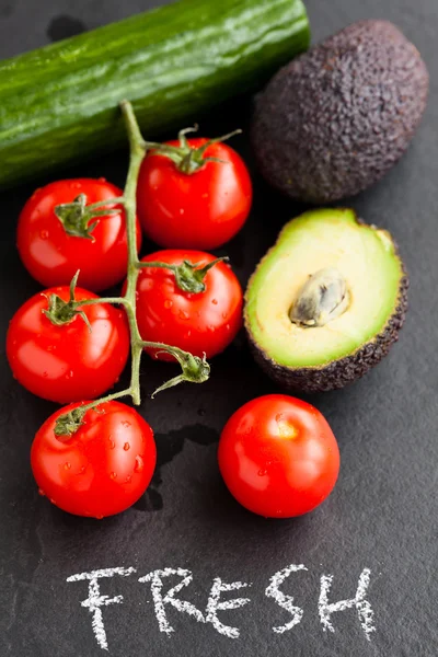 新鮮なトマト、アボカドとキュウリ — ストック写真