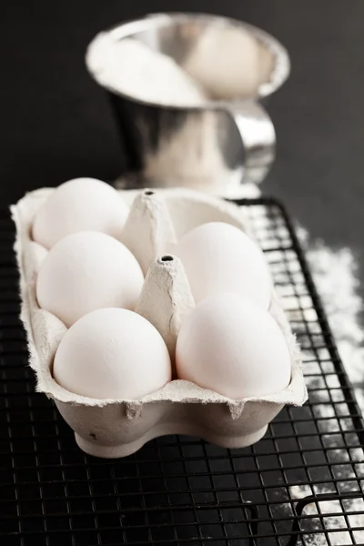 계란과 밀가루의 컵 — 스톡 사진