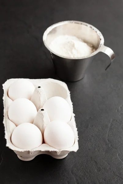 계란과 밀가루의 컵 — 스톡 사진